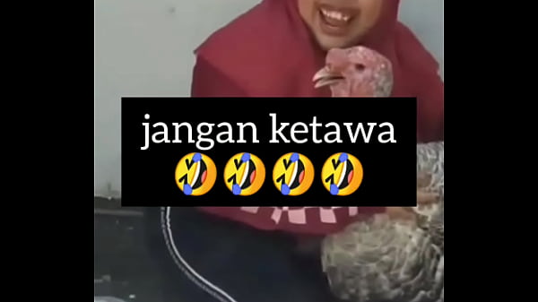 Gadis Montok Tertawa Penuh Gairah Birahi
