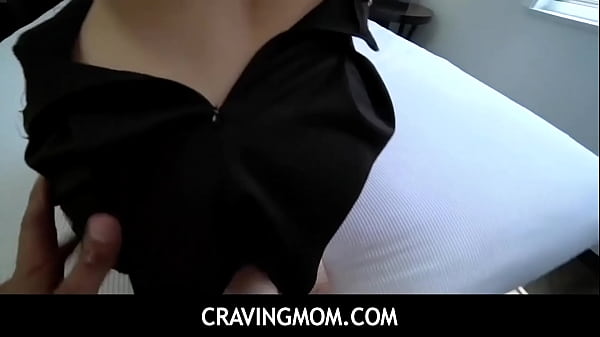 Dani Jensen, Ibu Tiri Seksi Dan Montok, Menggoda Anak Tirinya Untuk Hubungan Terlarang Yang Panas
