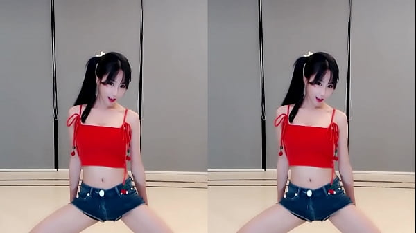 Cô Gái Trung Quốc Nóng Bỏng Nhảy Múa Quyến Rũ Trên Cầu Thang đỏ
