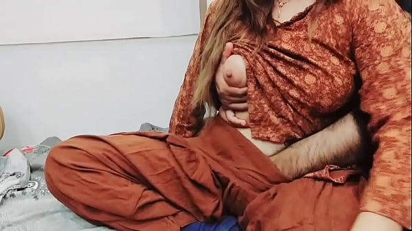 Ibu Tiri Pakistan Menggoyang Pantatnya Di Depan Suami Yang Tak Berdaya Sambil Mengiris Sayuran Dengan Suara Hindi Yang Menggoda