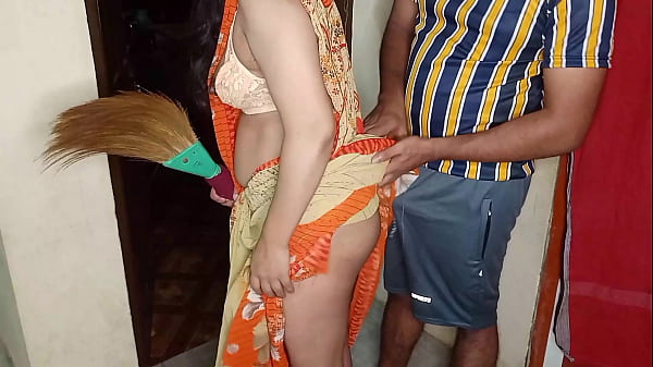 Menggoda Ibu Tiri Yang Seksi Saat Dia Membersihkan Rumah Di Pagi Hari