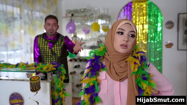 Gadis Muslimah Polos Mengisap Kekasihnya Untuk Pertama Kalinya