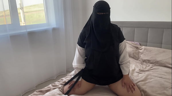 Arab Zalifah Tanpa Celana Dalam Terangsang Saat Bersih-bersih Dan Memperlihatkan Lubangnya Yang Mulus
