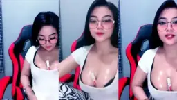 Adik Ganteng, Kakakmu Yang Berkacamata Ini Sudah Basah Dan Siap Melayani
