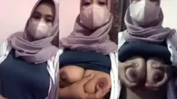 Kiriman Pap Payudara Besar Bertudung Yang Menggoda
