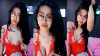 Live Streaming Panas Dengan Lingerie Merah Dan Kacamata Seksi