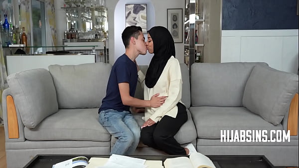Gadis Berhijab Tak Kuasa Menahan Godaan Nafsu