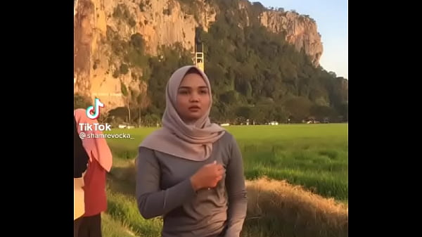 Goyangan Maut Di Balik Hijab Yang Menggoda