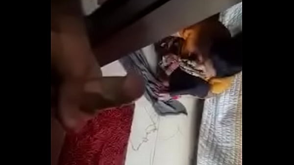 Pembantu Desi Membuka Baju Dengan Goyangan Seksi