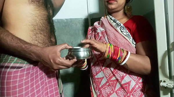 ससुर ने बहू की पीठ पर तेल मलवाकर गेट के पास ही जबरदस्ती चोदा
