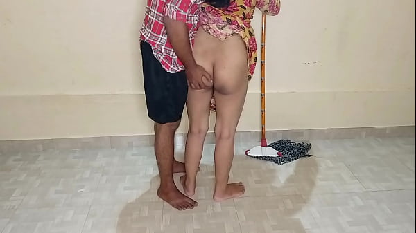 गर्म कमरे में पोंछा लगाती हुई कामवाली आंटी को मोटा लंड चूसवाकर जबरदस्त चोदा