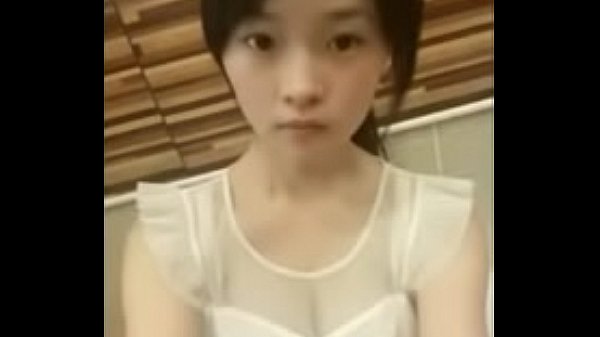 Remaja Tionghoa Imut Menggoyangkan Tubuhnya Di Depan Webcam