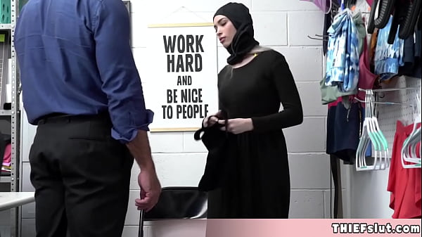 Aksi Gadis Muslimah Manis Yang Nekat Mencuri Mainan Seks Di Mal