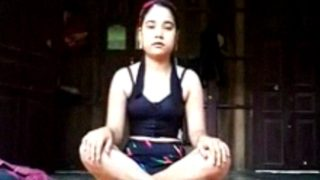 Gadis Assam Seksi Telanjang Bugil Dalam Video Panas Solo