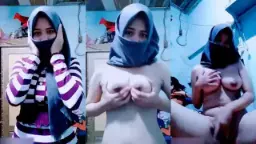 Gadis Berjilbab Toge Membuka Baju Dan Menggoda Diri