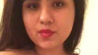 Gadis Penyiar Berita Pakistan Yang Seksi Bocor Foto Selfie Saat Buang Air Kecil