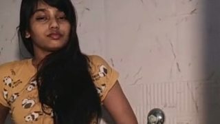 Gadis Seksi India Telanjang Mandi Di Kamar Mandi, Menggoda Dengan Gerakan Sensual