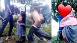Ngentot Bareng Temen Sekolah Di Kebon, Mulus Banget!