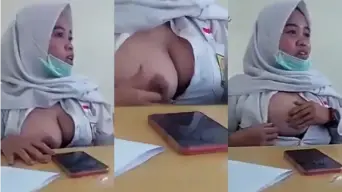 Siswi Berjilbab Sma Tobrut Pamer Payudara Montok Di Dalam Kelas