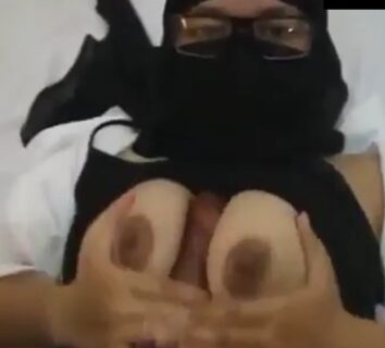 Tante Berjilbab Bercadar Menggoda Dengan Rayuan Mesra
