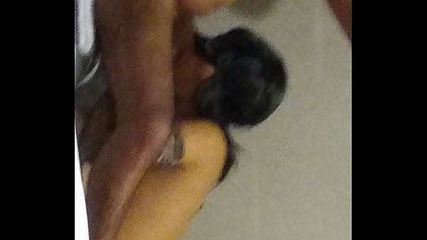 Neha Mandi Sambil Ngewein Abang Tirinya Dengan Suara Seru