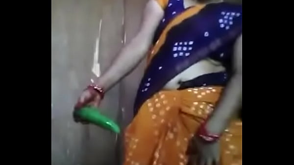Tante Desi Menggoda Dengan Mentimun