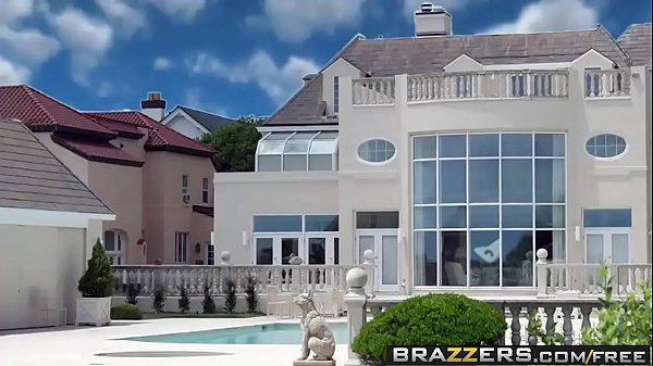 Brazzers – Pantat Gede Suka Yang Besar – Dua Batang Di Semak…dan Satu Di Bokong, Adegan Hot Bareng Angelina Valentin