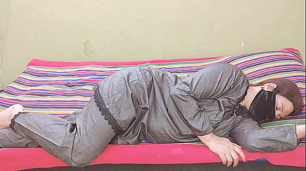 Bokep Desi, Bhabhi Pakistan Digebek Brutal Ngebut Gaya Doggy, Suara Hindi Bikin Crot Terus.