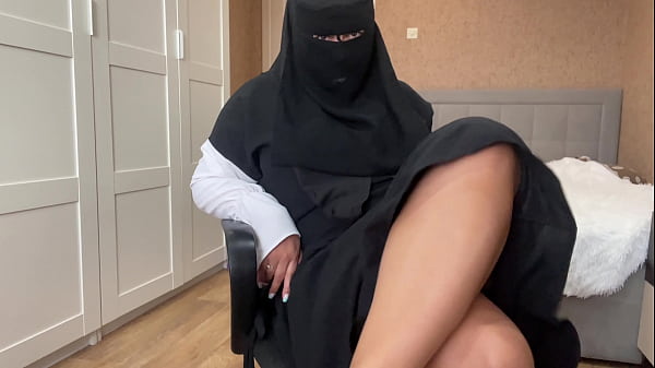 Gadis Arab Berjilbab Sibuk Memainkan Memek Basahnya Sampai Muncrat.