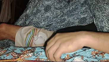 Malam Ini Ibu Tiri Sialan Bikin Nafsu Gue Gila, Gue Colokin Dua Jari Ke Memek Basahnya Sampe Muncrat Keluar Air Liurnya.