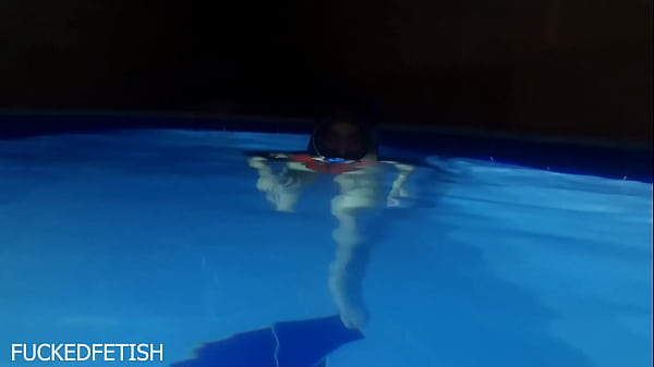 Topeng Malam Berkendara Di Kolam Dengan Baju Renang Seksi Helen Star