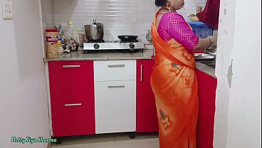 Gadis India Di Dapur, Ditusuk Ganas Dengan Kontol Besar