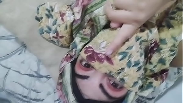 Istri Arab Berjilbab Menggairahkan Mengocok Memek Sampai Muncrat Basah Orgasme Saat Suami Sedang Sholat Di Ruangan Lain