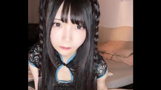 Gadis Oriental Dengan Gaya Yang Menggoda