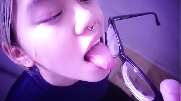 Pelacur Asia Menanti Tuannya; Dia Menjilat Bekas Sperma Di Kacamatanya. Video Lengkap Di Sabelarsene.com
