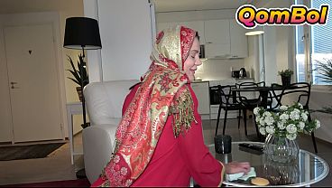 Menggoda Saudara Tiriku Berhijab Usai Ia Selesai Membersihkan Rumah