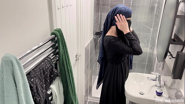 Ternyata Gadis Arab Berhijab Punya Sisi Liar, Kutangkap Dia Lagi Asyik Memuaskan Diri Di Kamar Mandi.