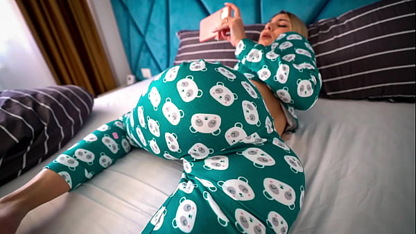 Kakak Tiri Ketahuan Nonton Film Porno Dan Dibantu Sampai Klimaks – Merengek Minta Dikasih Isi