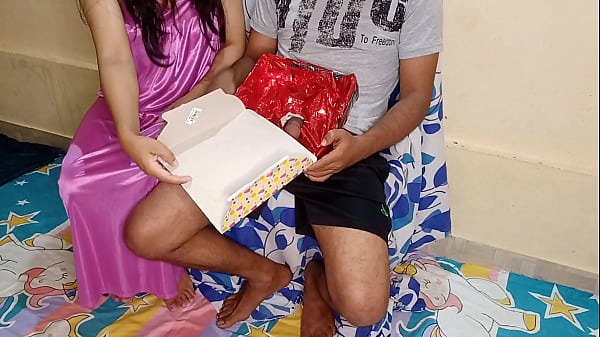 Ibu Tiri India Dapat Kejutan Kue Spesial Di Ulang Tahun Dengan Suara Hindi Yang Menggoda