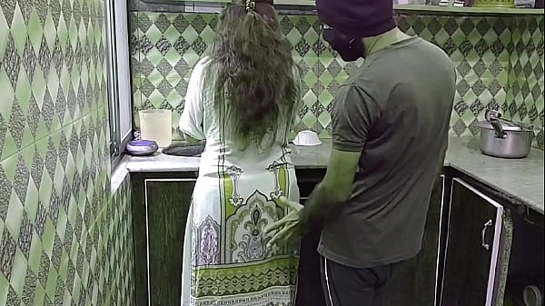 Bidadari India Tersepak Di Dapur Saat Sibuk Memasak Dengan Audio Hindi