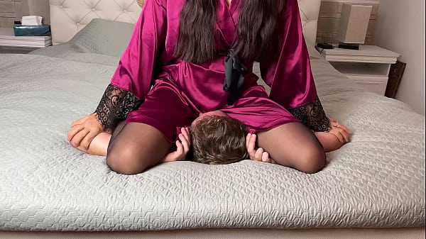 Muka Digebekin Sambil Dijempit Paha, Cewek Asia Pake Daster Malem, Mulut Disumpel Panty, Nunggingin Muka Lo!