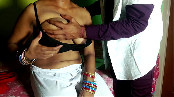 Dokter Menggila, Merangsang Memek Pasien Perawan Dengan Suara Menggoda Ala India