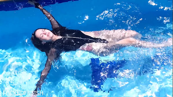 Jessica Bunny Yang Menggoda Di Bawah Air