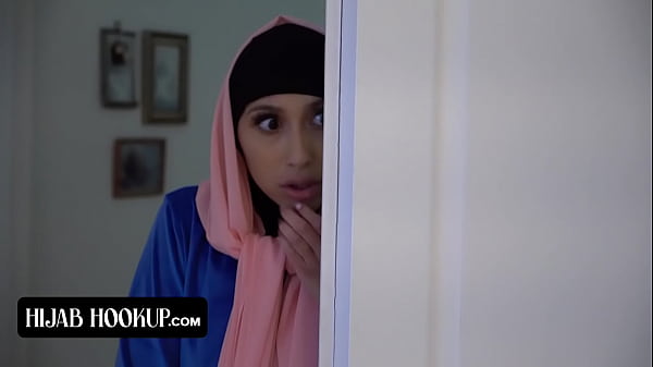 Gadis Muslimah Berhijab Dengan Pantat Sempurna Yang Penasaran Digencet Vagina Ketatnya Oleh Instruktur Yang Bergairah