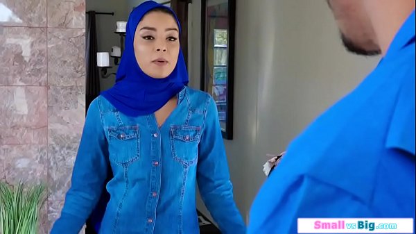 Remaja Arab Digoyang Dua Pria Besar