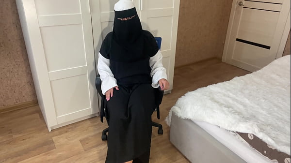 Tarian Arab Sambil Mainin Memek Sempit Sampe Crot Keluar.