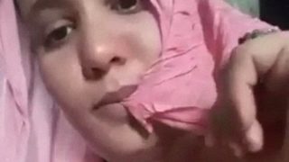 Dada Montok Mulus Aunty Desa India Lagi Ngocok-ngocok Teteknya Sendiri