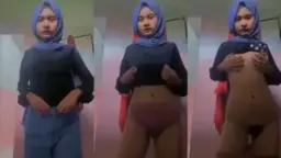 Lihat Bocil Hijab Polos Lagi Buka-bukaan, Pap Tocil Basah Siap Digoyang.