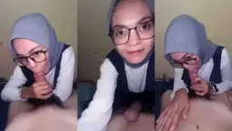 Mutia Pake Hijab, Tapi Ngemut Kontol Pacar Sampe Iler Ngeces.