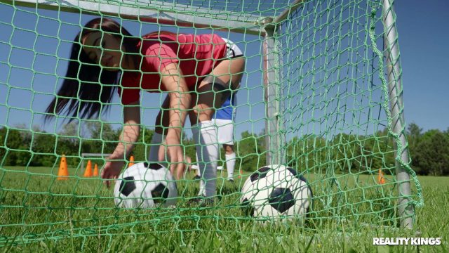 Realiti Kings – Martina Smeraldi, Pelacur Bola Yang Menerima Kontol Di Mulutnya.